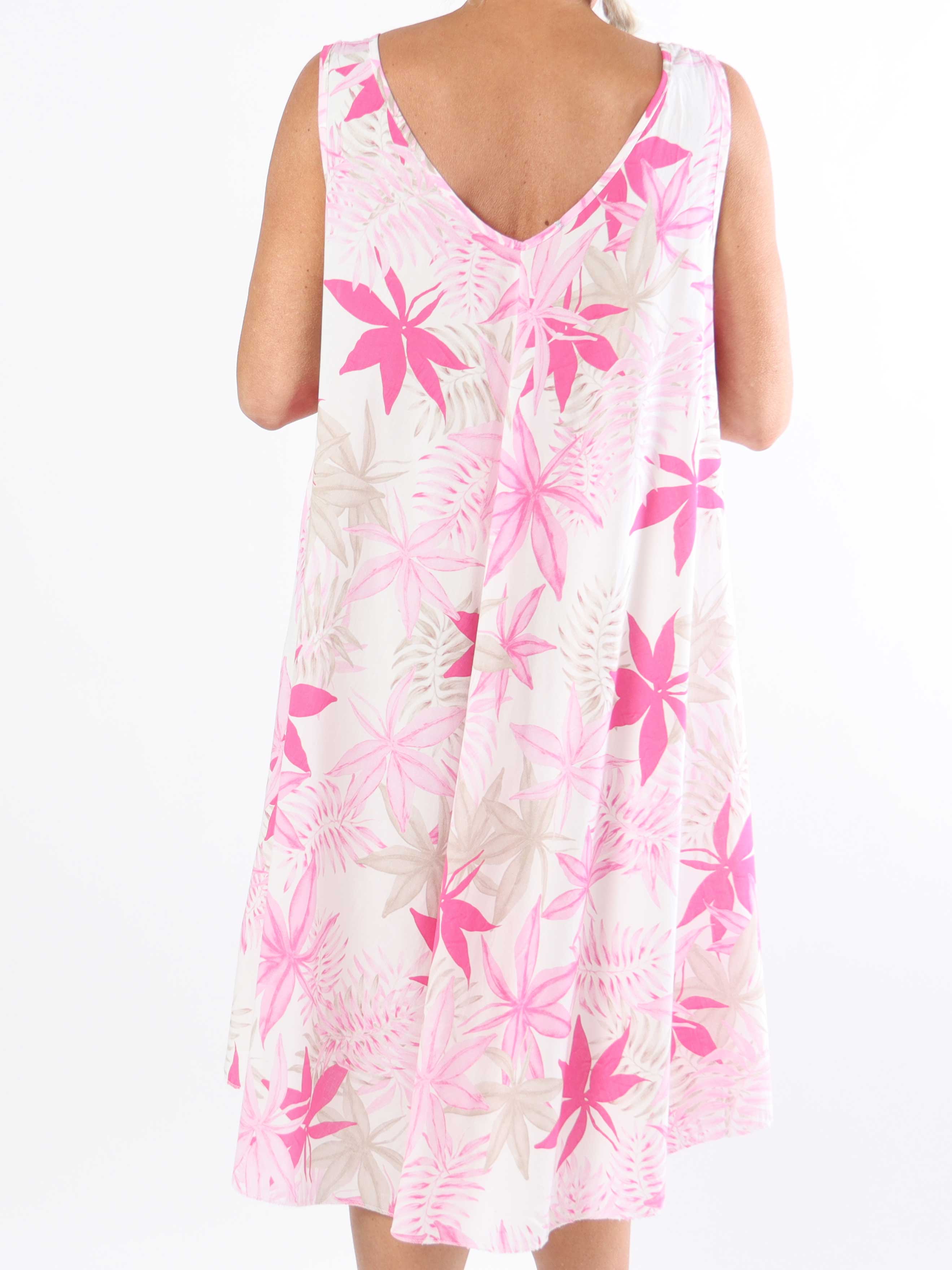 Sigri - Blommig plus size-klänning i viskos med breda axelband